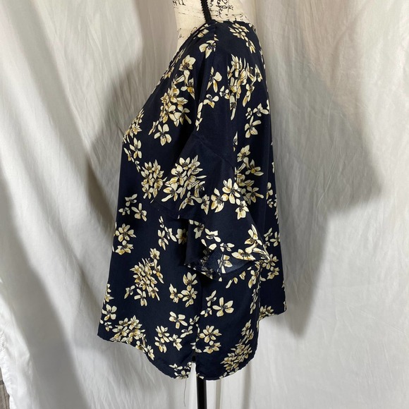 Folded & Hung Floral Crew Neck Bell Sleeve Keyhole Back Blouse Sz M - Picture 2 of 7